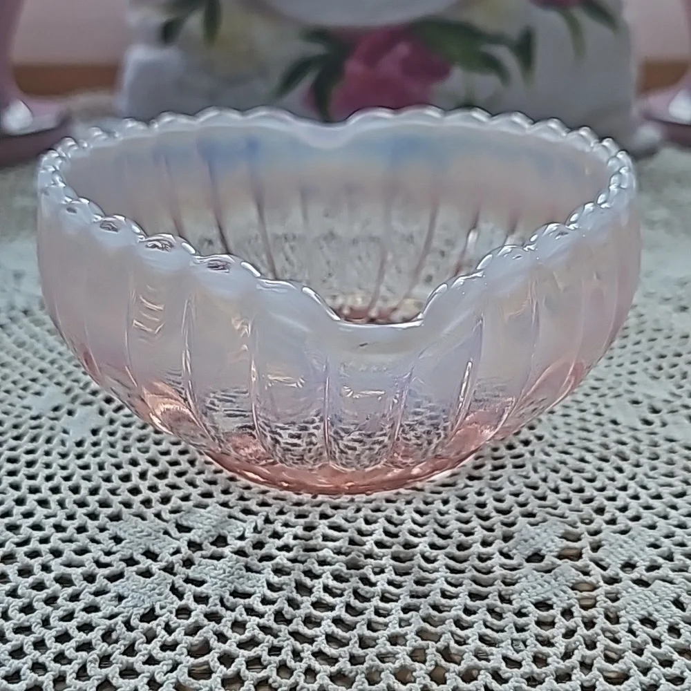 Vintage Fenton Pink Opalescent Ribbed Glass Heart Shaped Dish - Picture 2 of 10